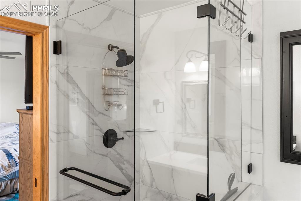 Image 25 of 46: Free standing shower