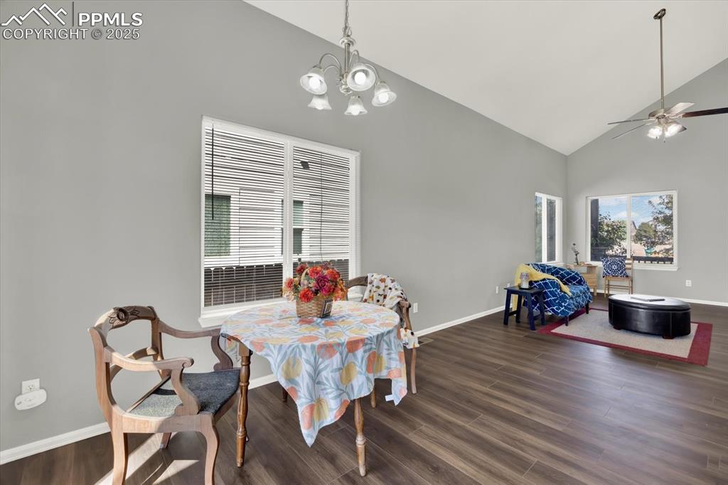 Image 10 of 40: Dining Area