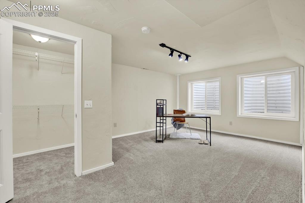 Image 32 of 40: Office