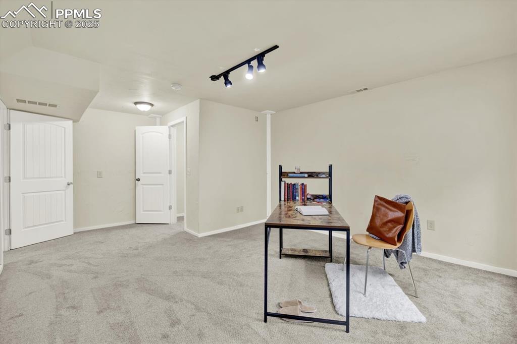 Image 33 of 40: Office