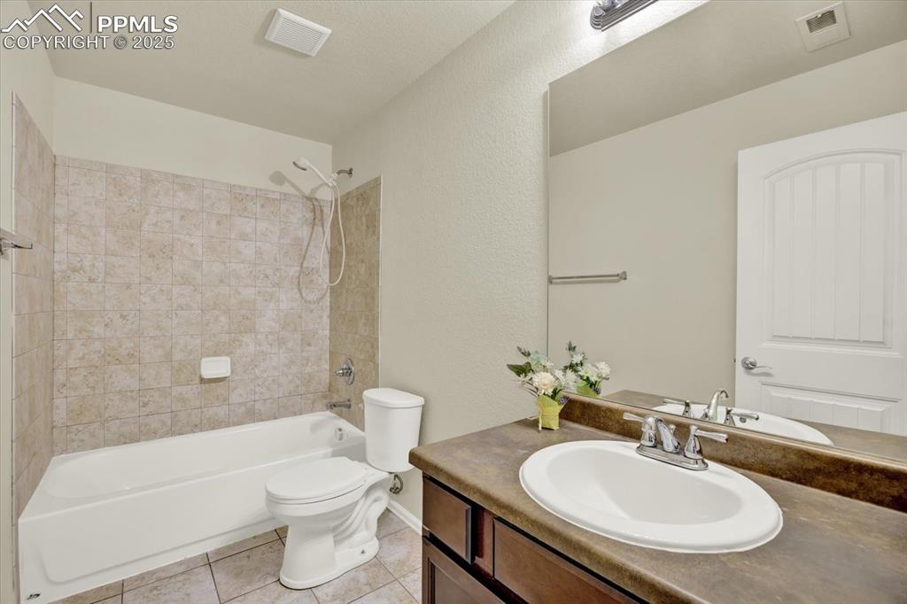 Image 34 of 40: Bathroom