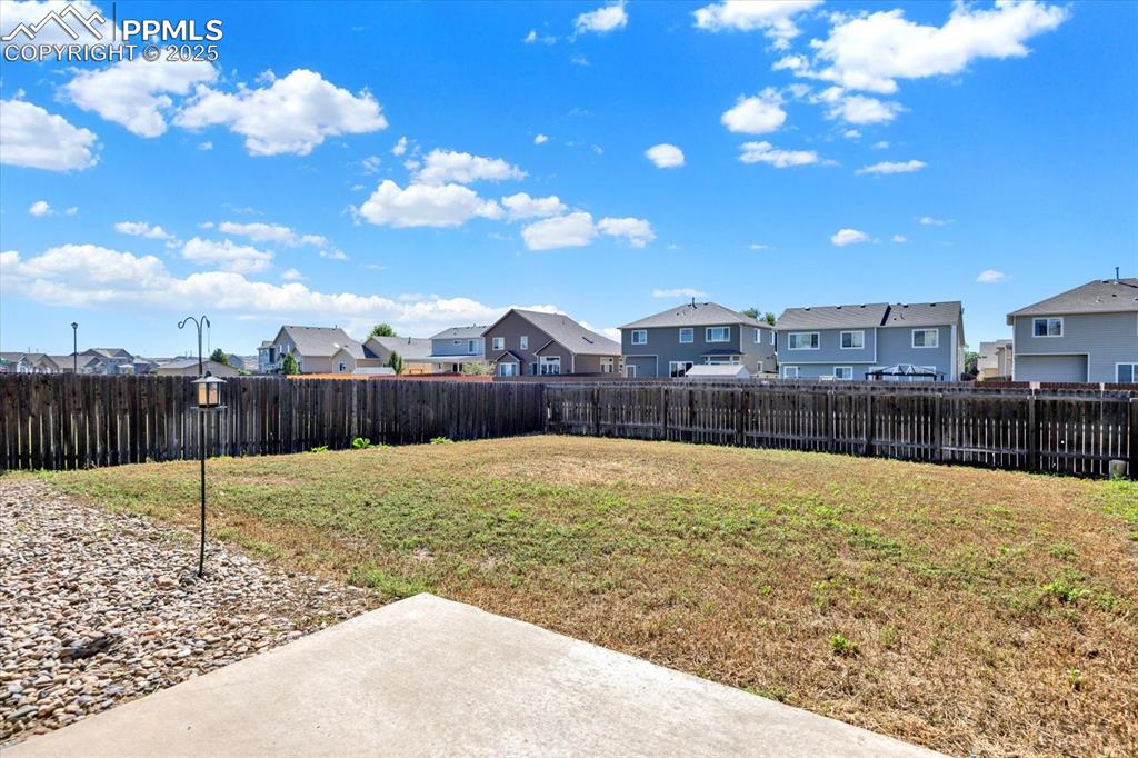 Image 37 of 40: Yard