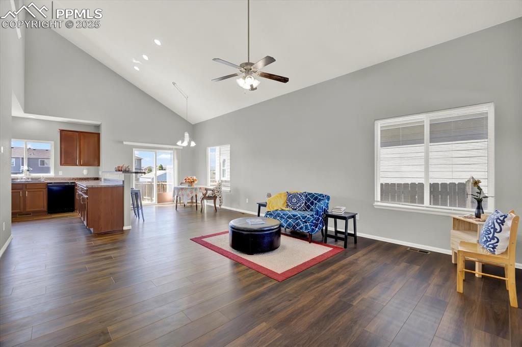 Image 4 of 40: Sitting Room