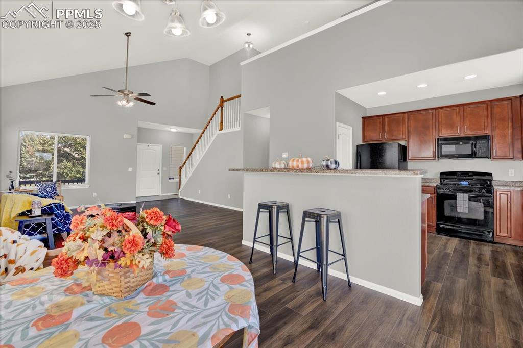 Image 9 of 40: Kitchen