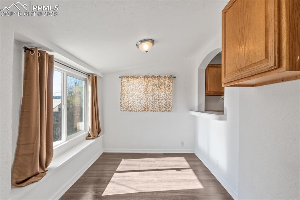 Image 23 of 43: Dining Area