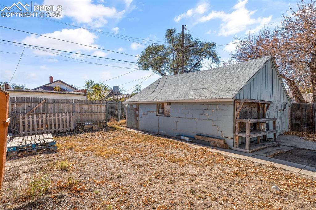 Image 36 of 43: Yard