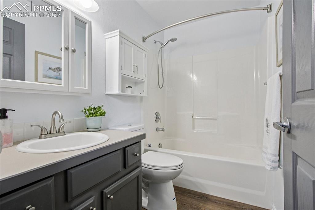 Image 11 of 35: Bathroom