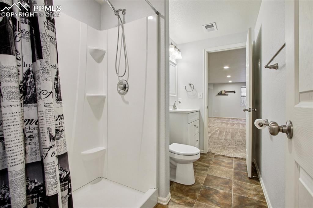 Image 19 of 35: Bathroom