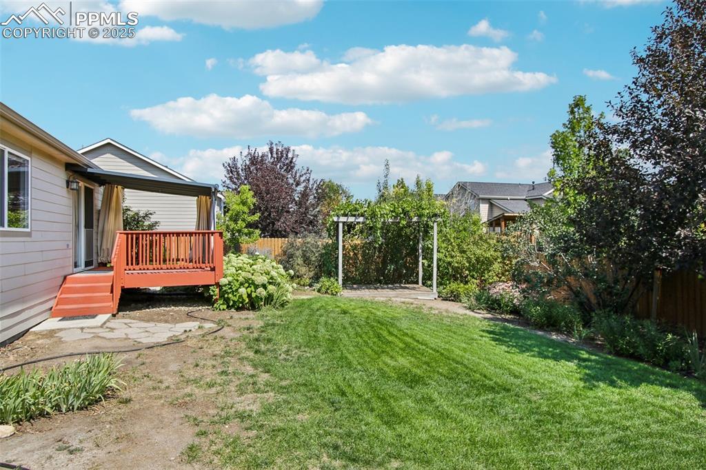 Image 26 of 35: Yard