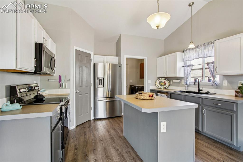 Image 6 of 35: Kitchen