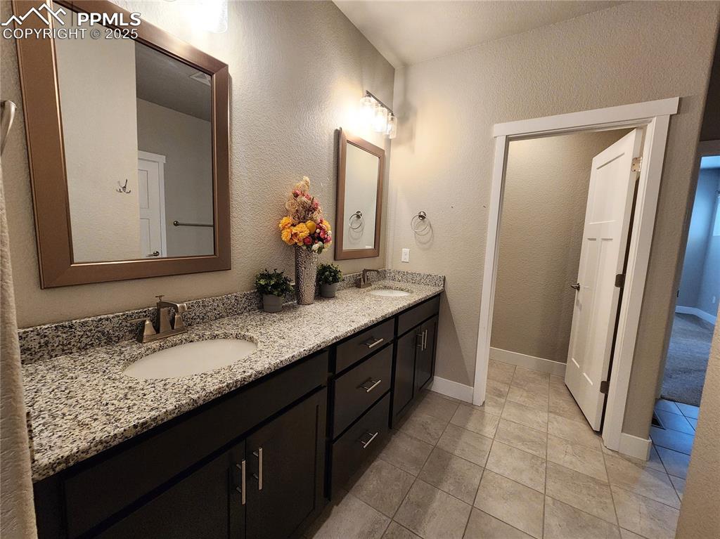 Image 19 of 50: Bathroom