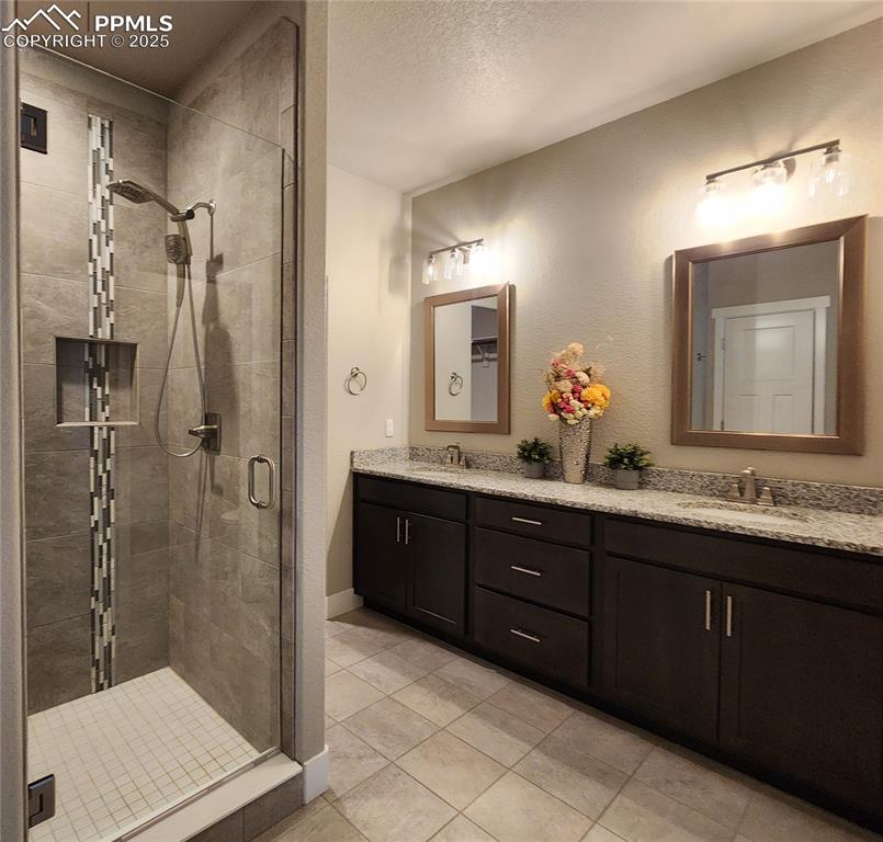 Image 20 of 50: Tiled shower with integrated wall tile warming system for a spa-like experi