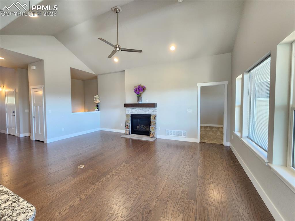 Image 4 of 50: Living Room