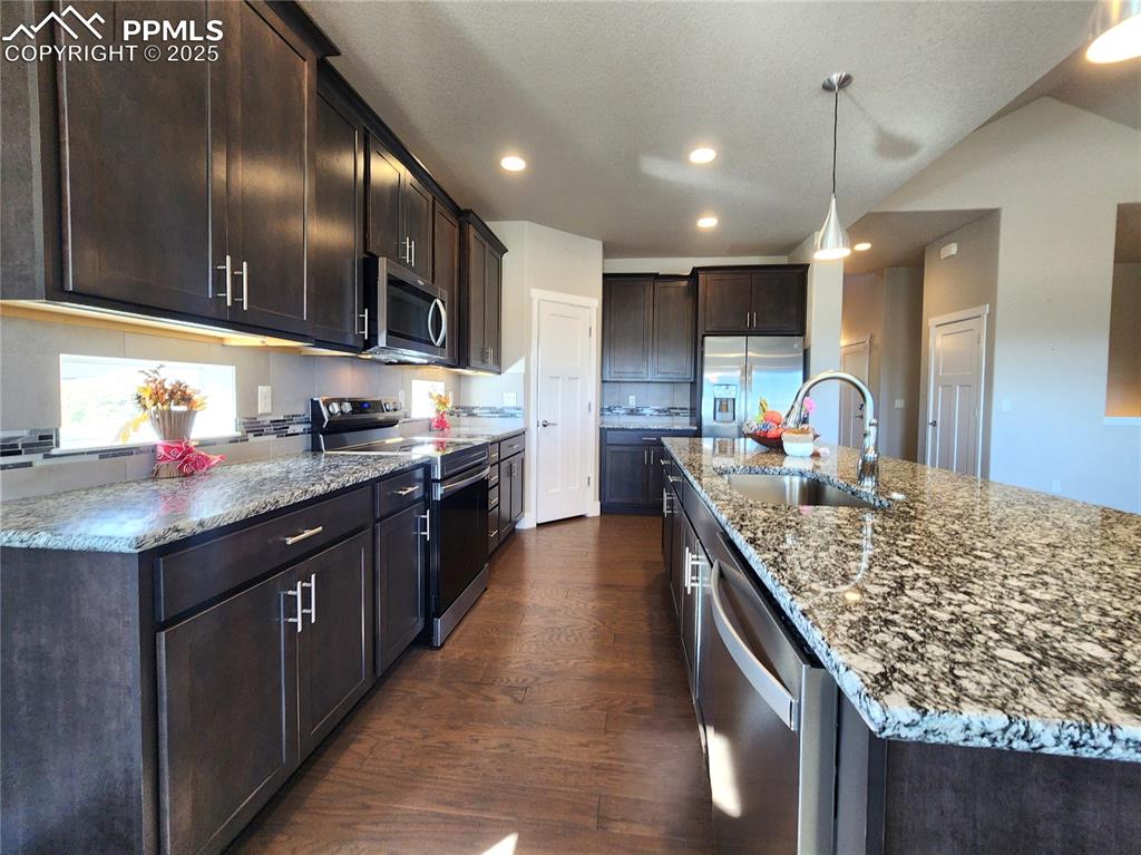 Image 7 of 50: Kitchen