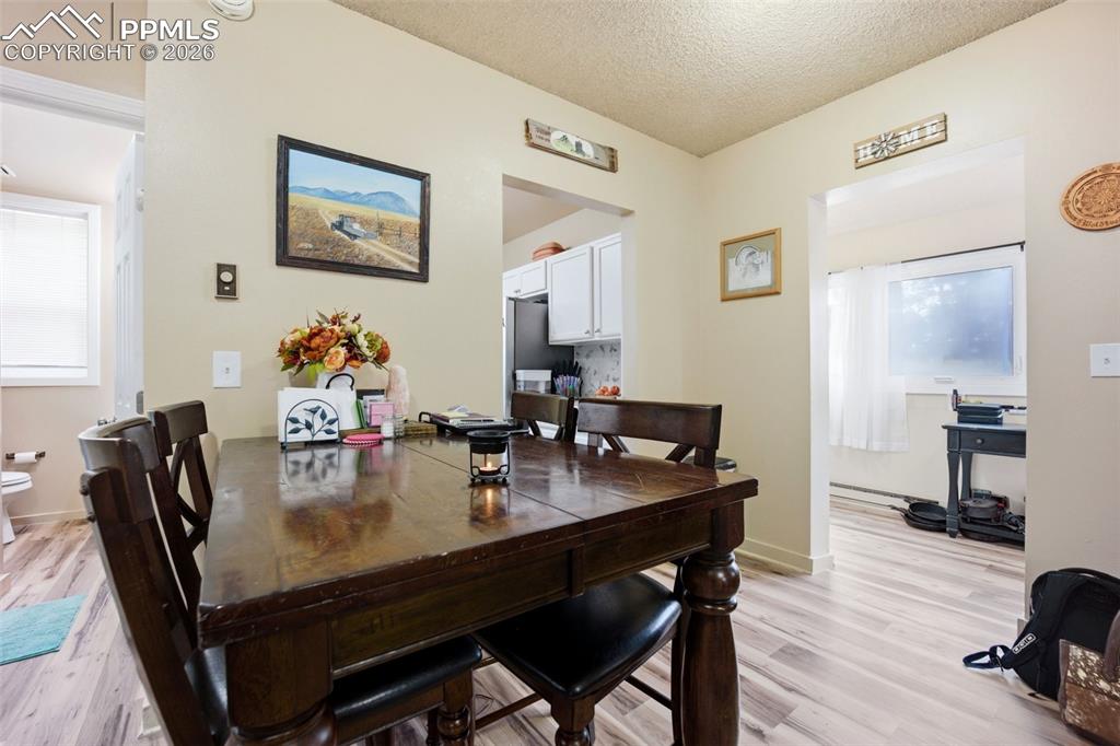 Image 10 of 33: Dining Area