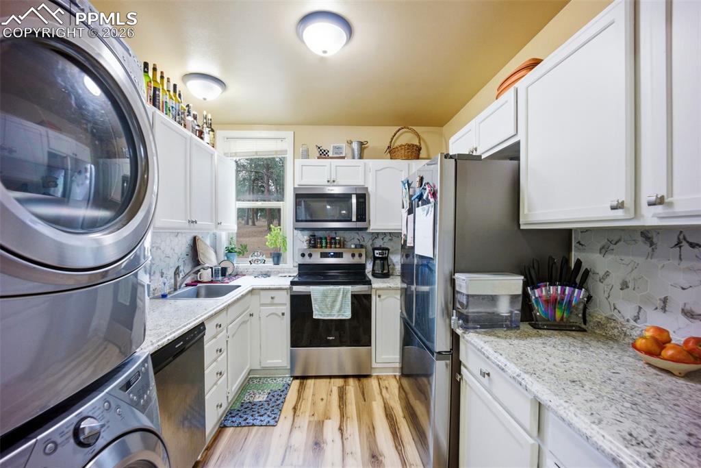 Image 11 of 33: Kitchen