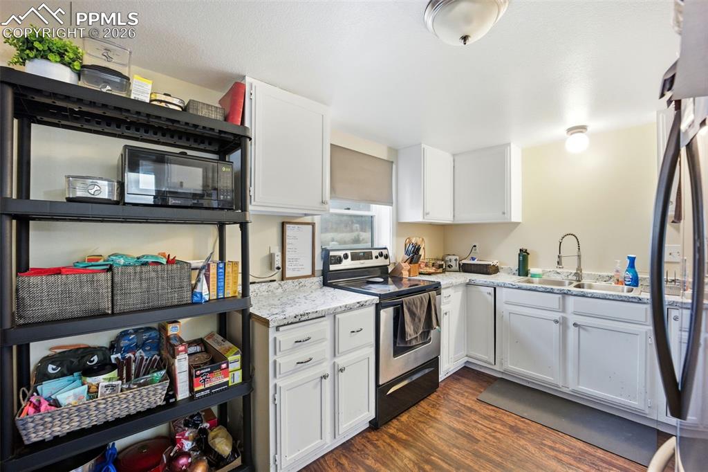 Image 18 of 33: Kitchen