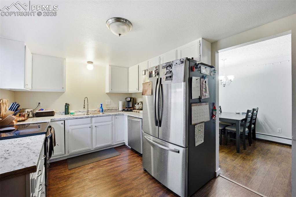 Image 19 of 33: Kitchen