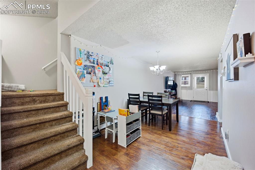 Image 20 of 33: Dining Area