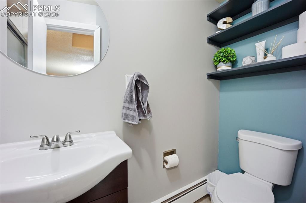 Image 22 of 33: Bathroom