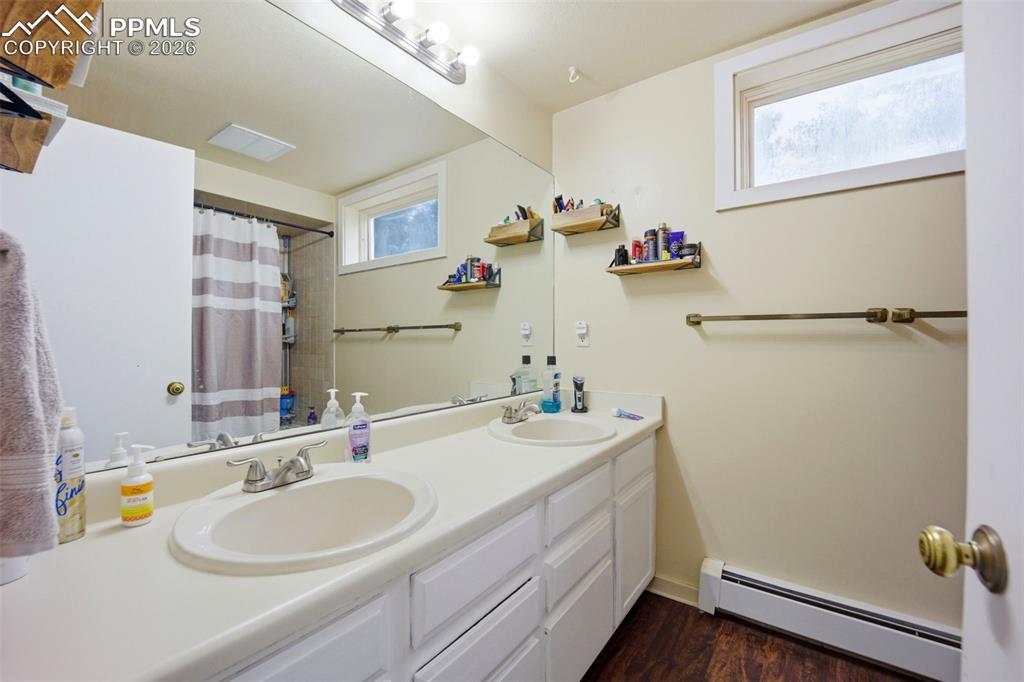 Image 25 of 33: Bathroom