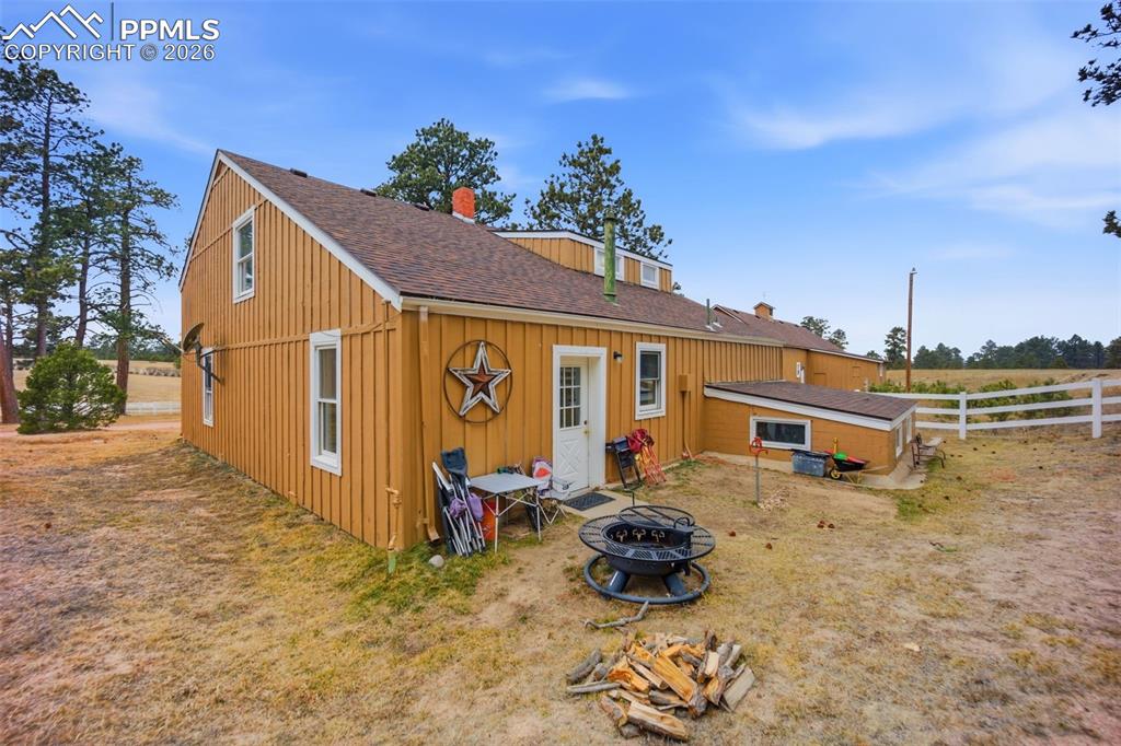 Image 27 of 33: Back of Structure