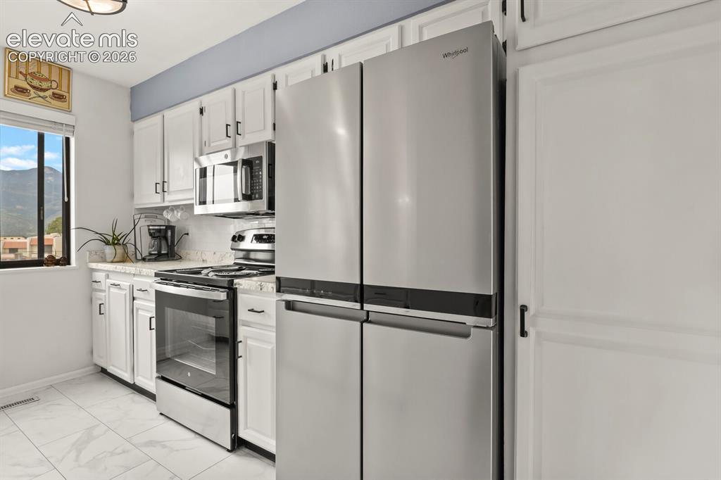 Image 13 of 38: Kitchen