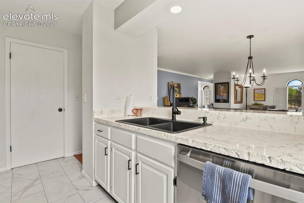 Image 15 of 38: Kitchen