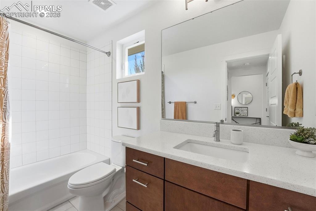 Image 19 of 44: Bathroom 2