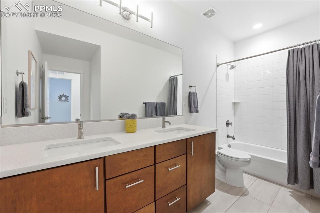 Image 31 of 44: Bathroom 3