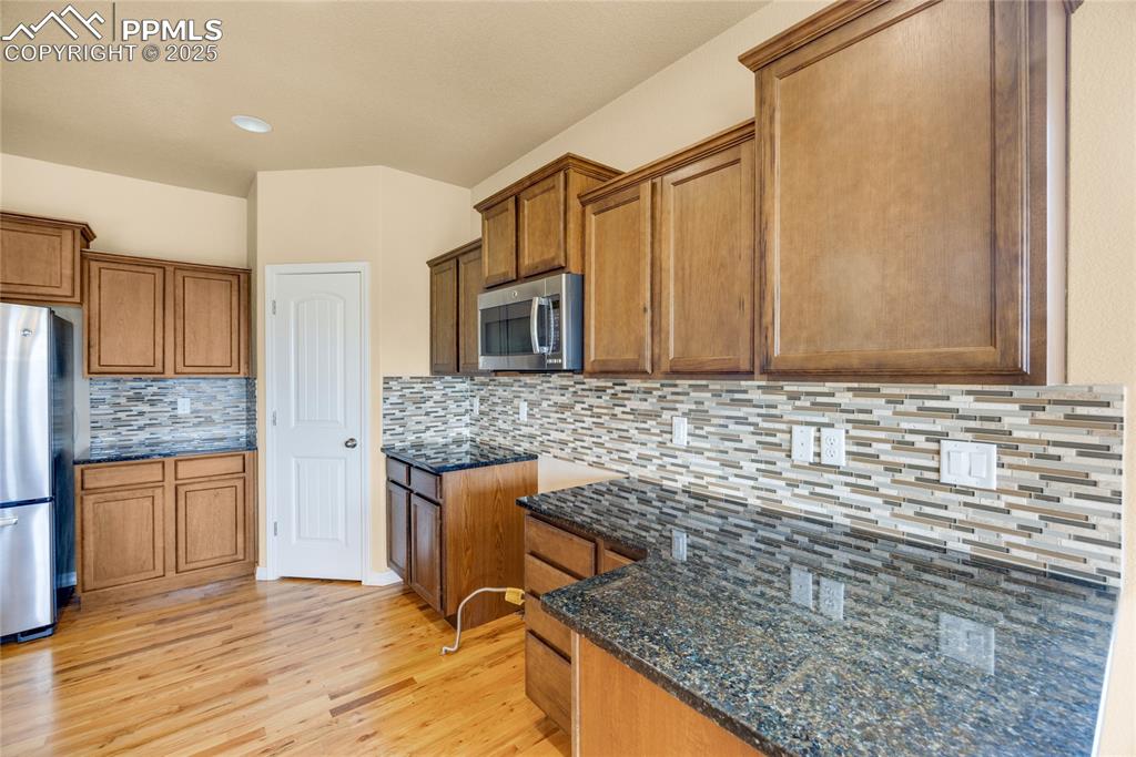 Image 13 of 32: Kitchen