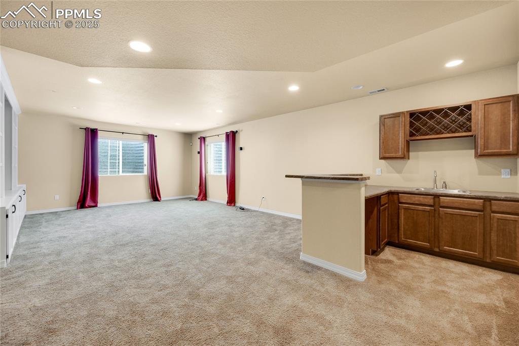 Image 19 of 32: Kitchen