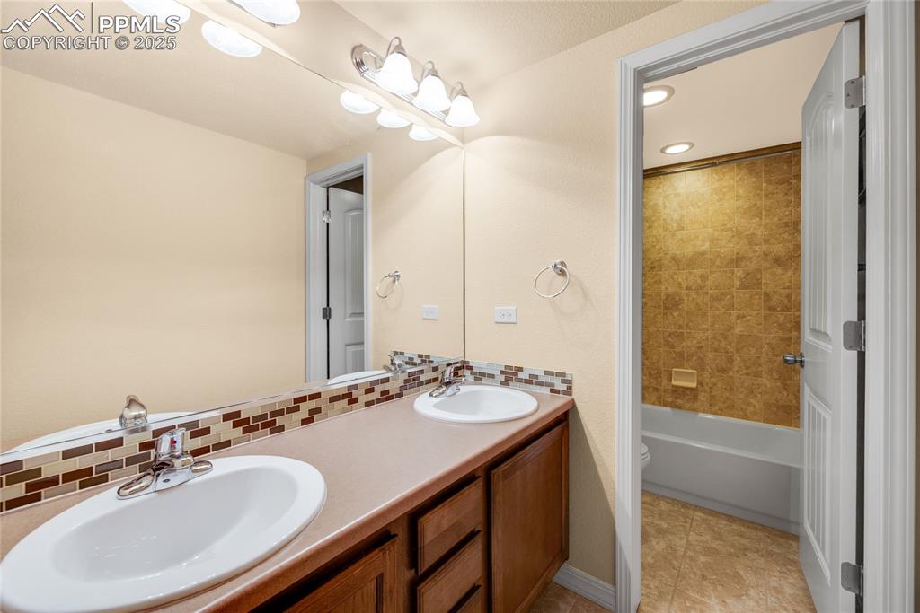 Image 21 of 32: Bathroom