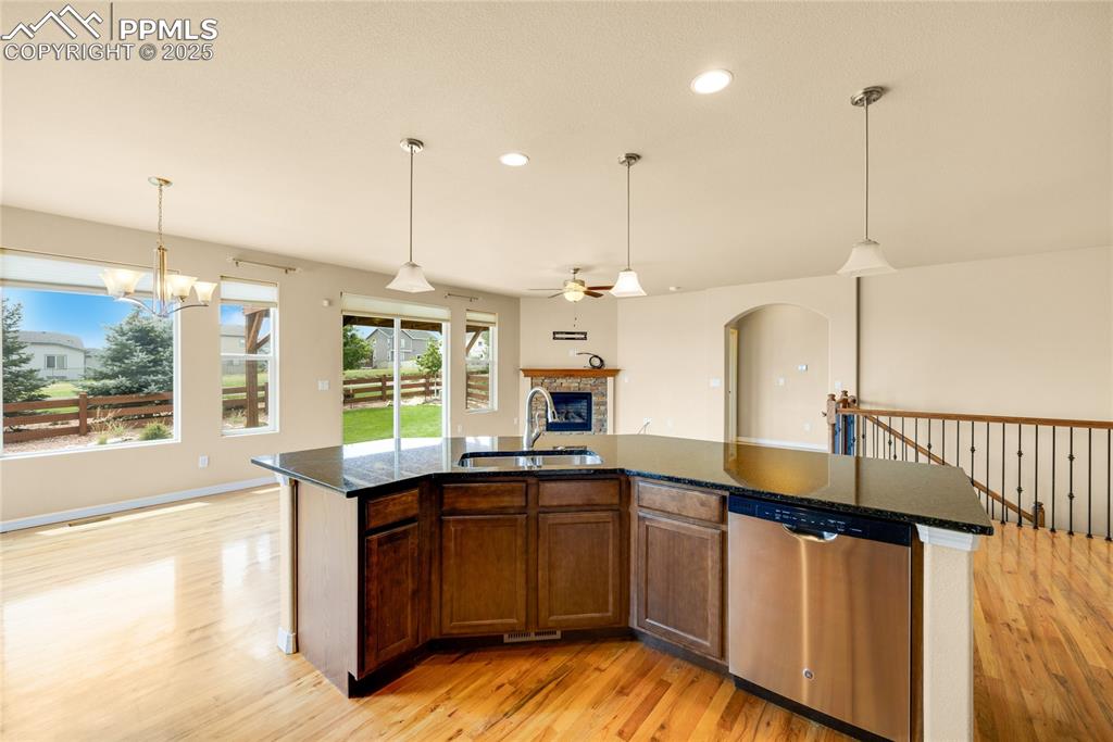 Image 7 of 32: Kitchen