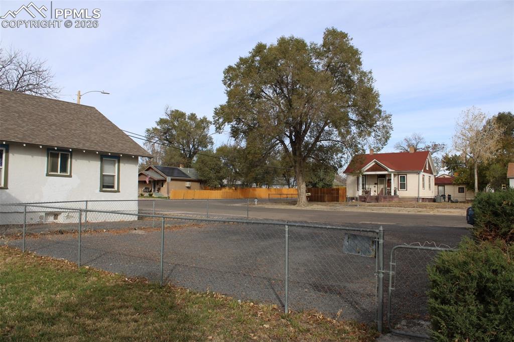 Image 18 of 22: Yard