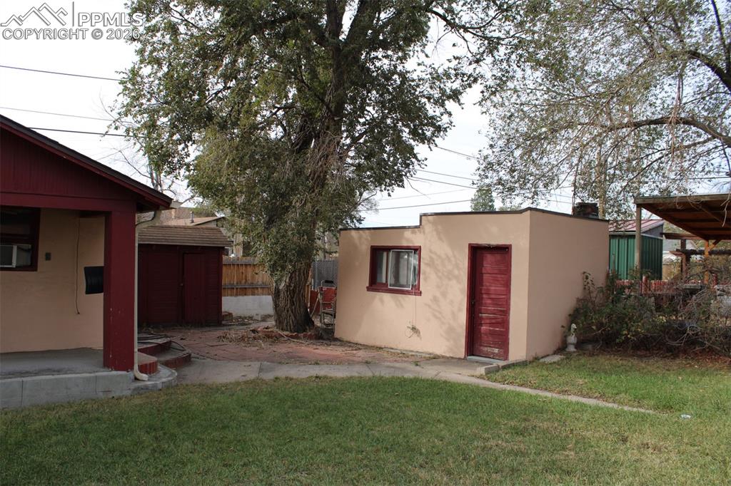 Image 19 of 22: Yard