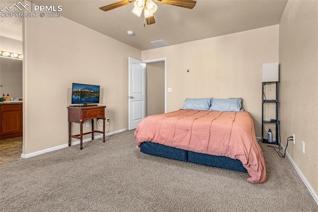 Image 13 of 32: Bedroom