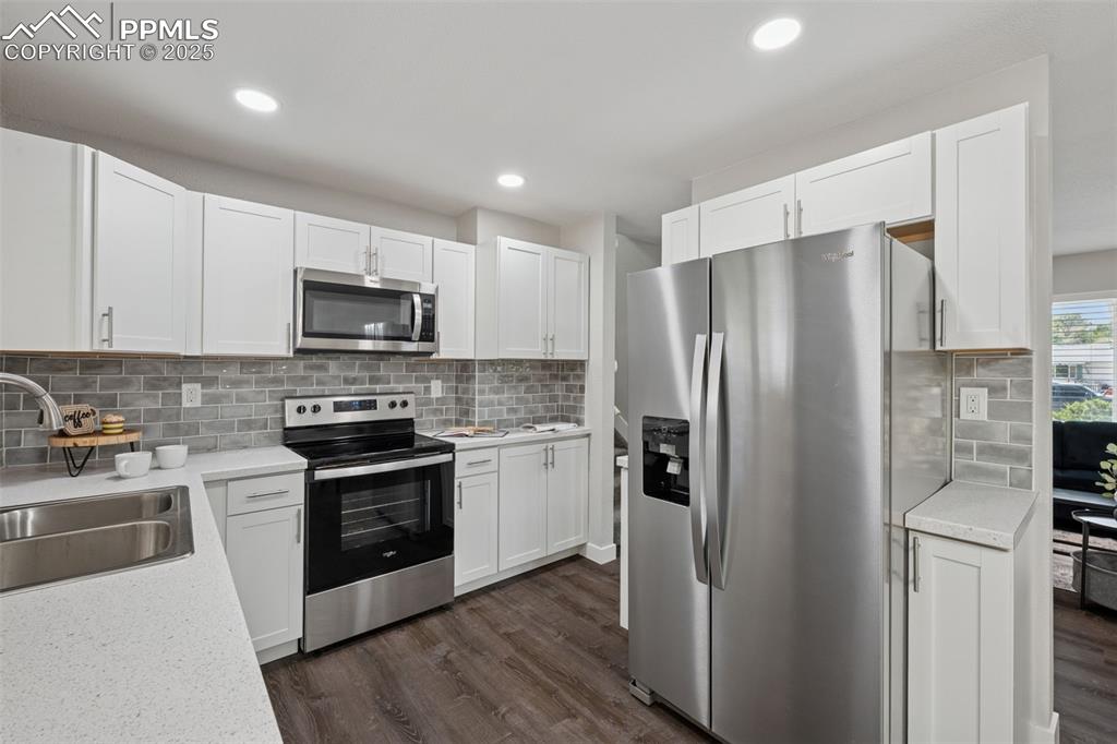 Image 10 of 30: Kitchen