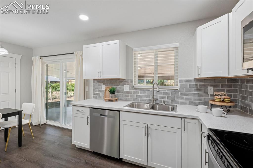 Image 11 of 30: Kitchen