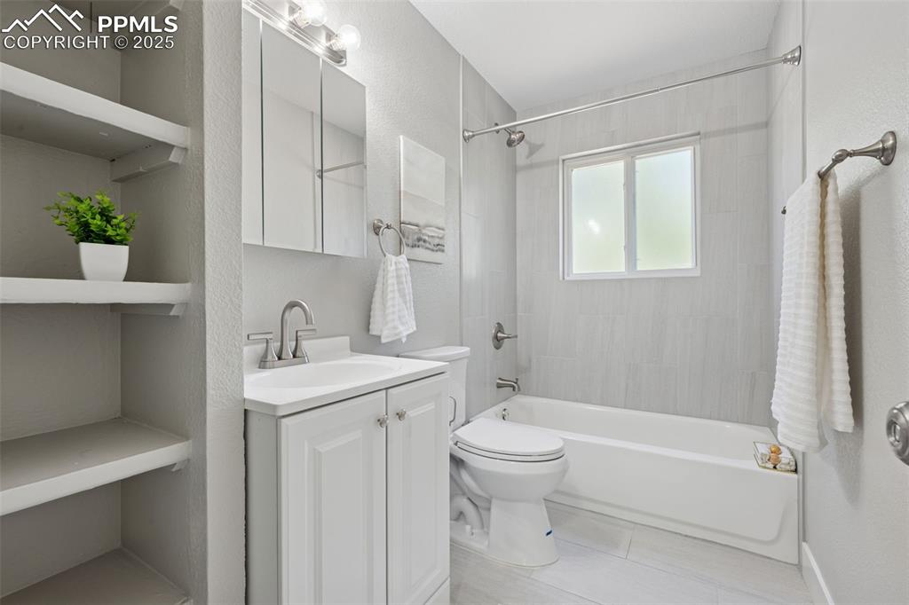 Image 16 of 30: Bathroom