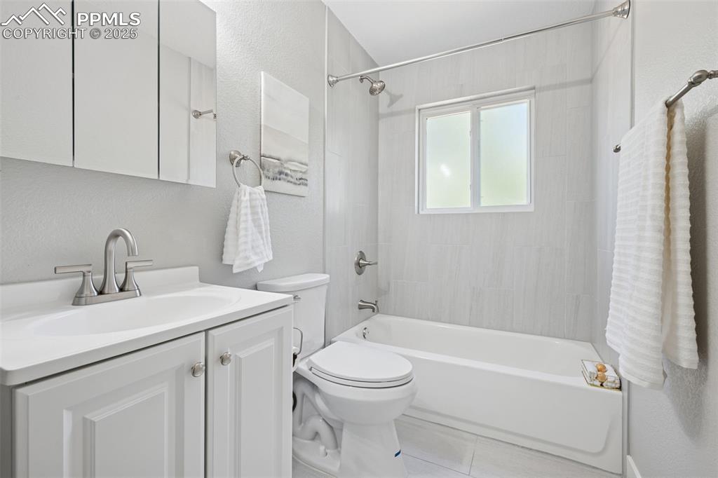 Image 17 of 30: Bathroom