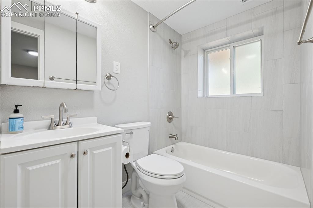 Image 23 of 30: Bathroom