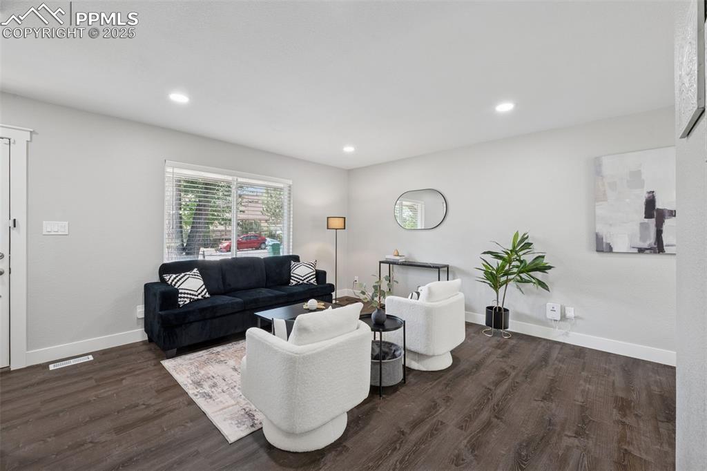 Image 5 of 30: Living Room