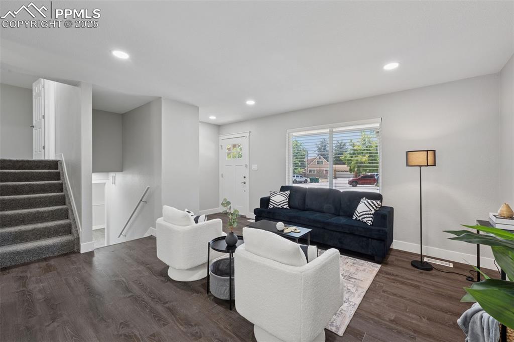 Image 6 of 30: Living Room