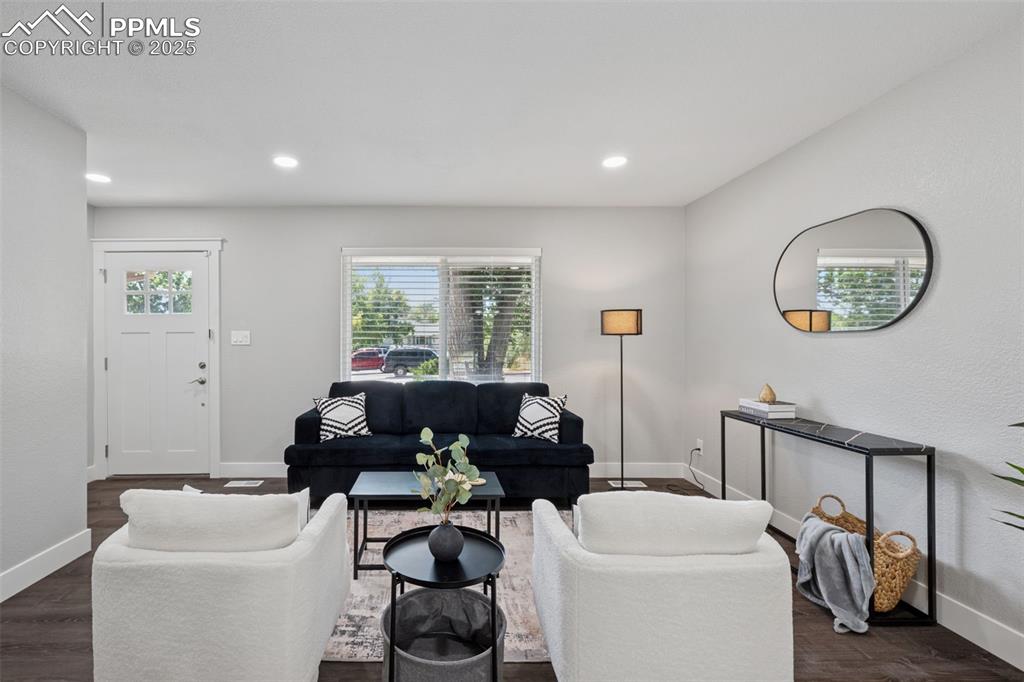 Image 7 of 30: Living Room