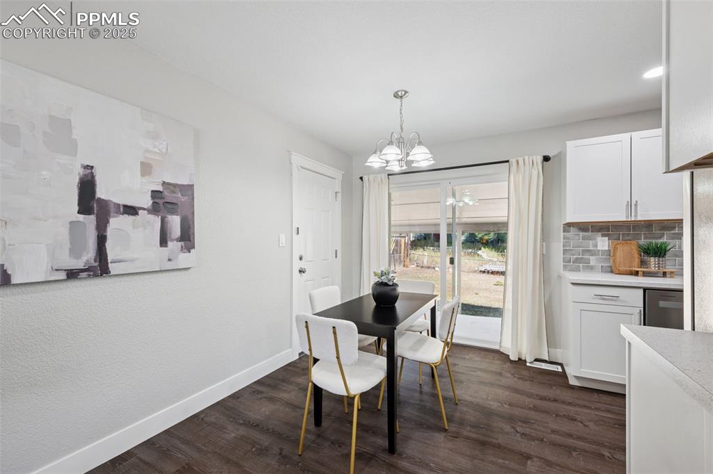 Image 8 of 30: Dining Area