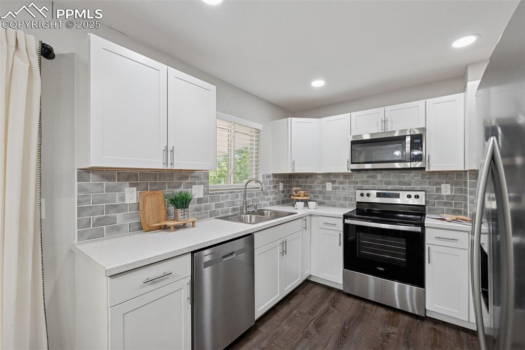 Image 9 of 30: Kitchen