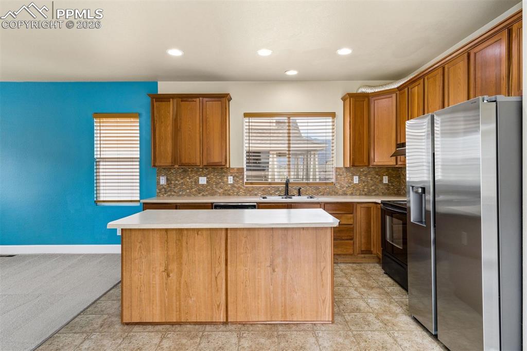 Image 11 of 27: Kitchen