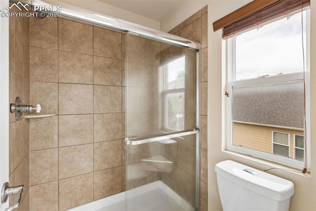 Image 21 of 27: Bathroom