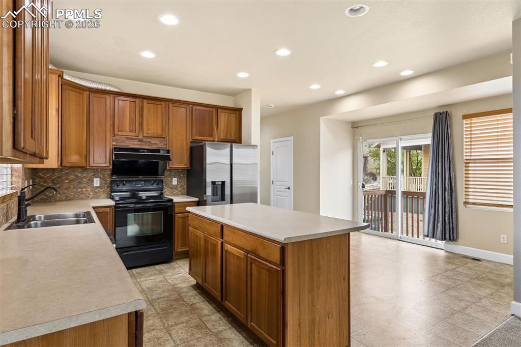 Image 3 of 27: Kitchen